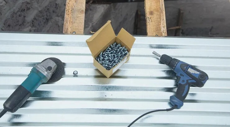 خطای مهلک در نصب پیچ شیروانی: چرا واشر EPDM مهم‌تر از خود پیچ است؟